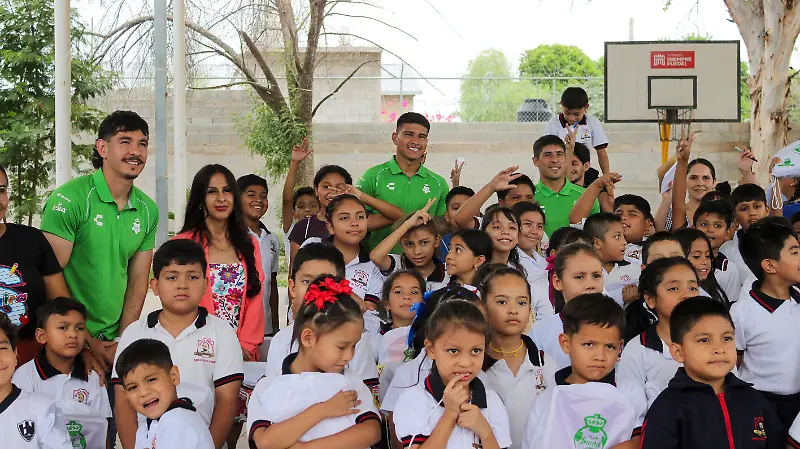 Club Santos obsequia útiles escolares en Primaria Francisco I. Madero